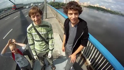 Хора се катерят по въже на мост. На ръба на смъртта.