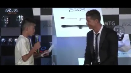 Кристиано Роналдо защитава японски фен, който чете на португалски
