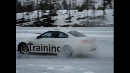 Така се прави Drift на лед!