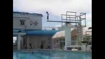 4 годишен скача от 5 метра в басейн ! 