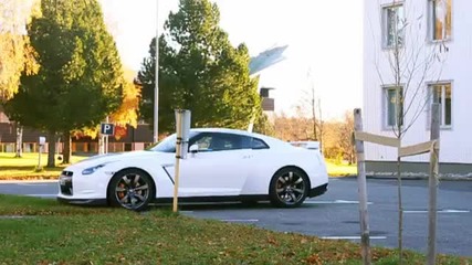 5 годишно хлапе кара Nissan Gt-r