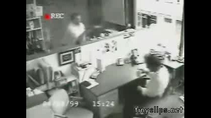 Пич си потрошава лаптопа