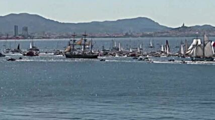 Флотилия от малки лодки посрещна Олимпийския огън в Марсилия