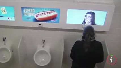 Екрани в мъжката тоалетна-скрита камера