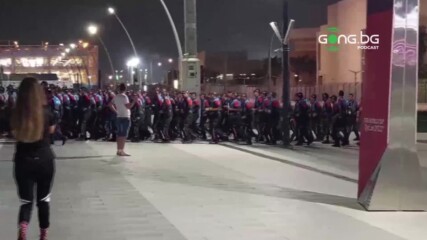 Охранителите на стадиона напускат в темпо и ритъм