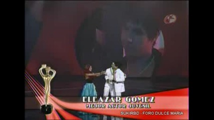Dulce e Gonzalo entregando Premio Tv y Novelas 