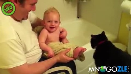 Коте ближе крачета на бебок