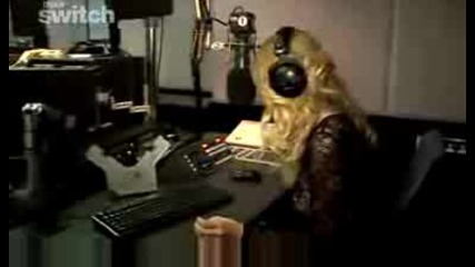 Taylor Swift plays the Slink Love Calculator