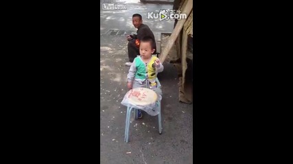 Малко дете пуши на улицата