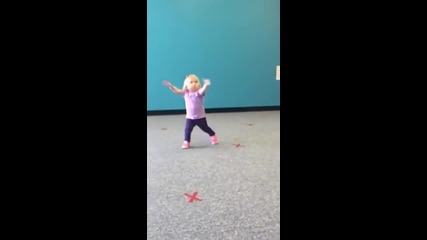 Сладко малко момиченце танцува на песента Watch me