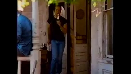 Брус Уилис пее в реклама за бира