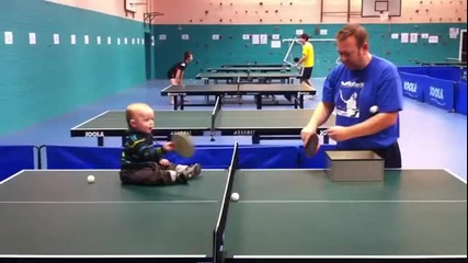 Бебе тренира тенис на маса