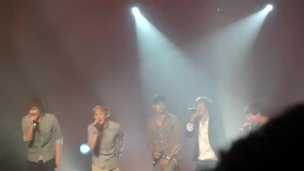 Hq! One Direction изпълняват за първи път на живо Na Na Na в клуб G-a-y