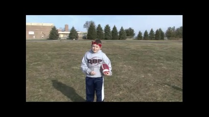 12 - годишен с невероятни изпълнения с топка за Американски футбол 