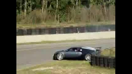 Некадърен Шофьор Блъска Bugatti Veyron