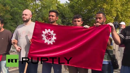 Serbia: Refugees protest at sealed off Hungarian border crossing