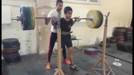 Момче на 13 години прави клек с 130 кг.