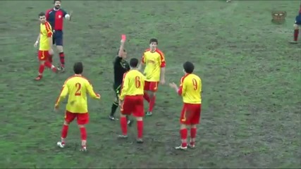 Болезнена радост от вкаран гол , гарнирана с червен картон .
