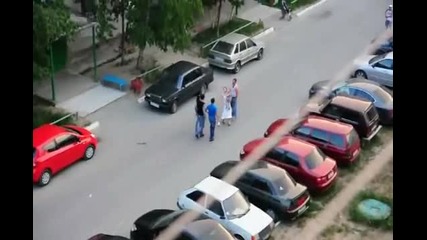 двама пичаги са бият на улицата