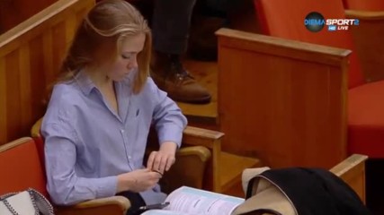 С книга в ръце на тенис турнир