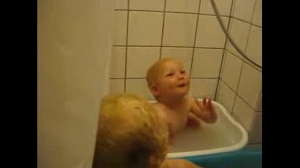 Пеещи бебешоци в банята