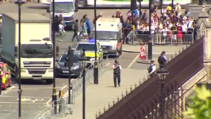 Мъж с нож е арестуван край британския парламент