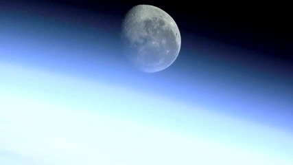 Защо Луната изглежда сива от Земята 
