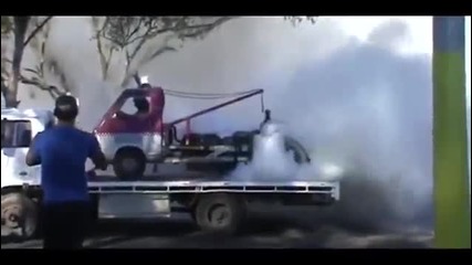 Камионче на "пътна помощ" показва злоба в адски бърнаут !