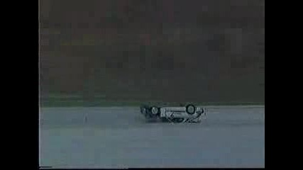 Кола Се Обръща При Висока Скорост..!