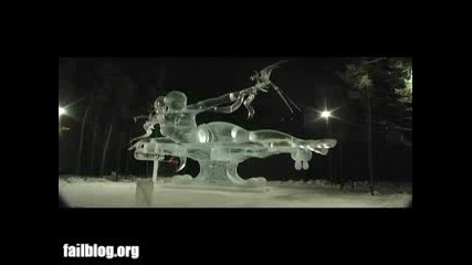 Ледена Статуя Пада Върху Човек