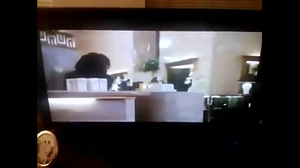 Белязан да Умре / Джон Хачър пребива в мола