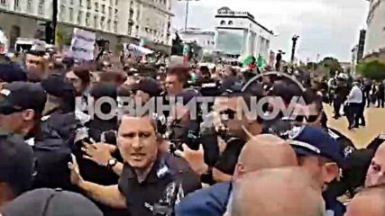 Протестиращите фермери опитаха да щурмуват сградата на МС
