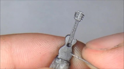 Страхотна мини китара изработена от графита на молив!