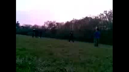 ludi si cepqt zadnicite na stadiona
