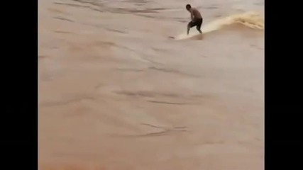 Не им пука, карат сърф при голямото наводнение в Бразилия! Смях