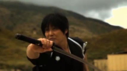 Самурай показва супер точност с меча си!