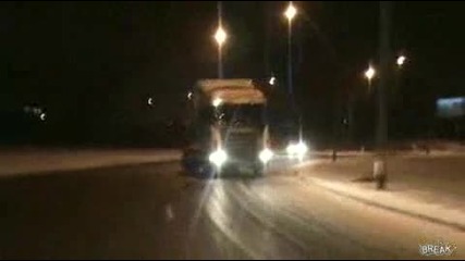 Изумителен Дрифт със Тир върху заледен път 
