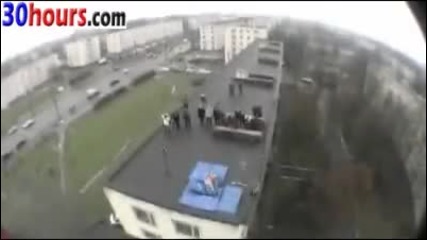 Човек скача от покрива на сграда на друга