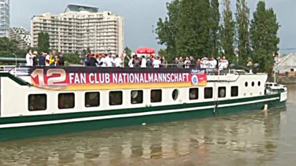Германски фенове плават по Сена преди мача с Полша