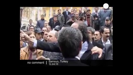 Турци бият кюрдски политик