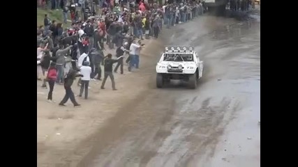 Камион прегазва човек с колело. Мексико, част от Baja 1000 сериите!