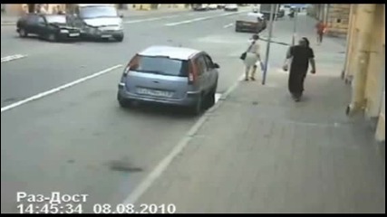 Ангел - пазител: Жена избегна да я блъснат две коли!