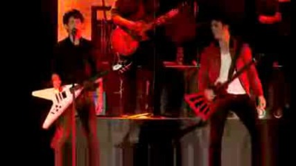Jonas Brothers Performs World War Iii From London