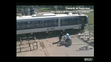 Човек се разминава на косъм от смъртта с влак! 