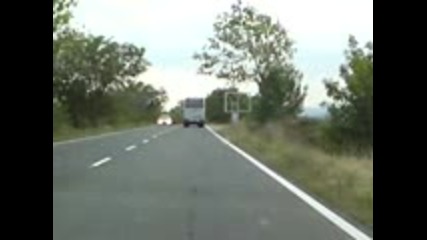 Кратко видео:за Поредния рейс,  който кара с превишена скорост.