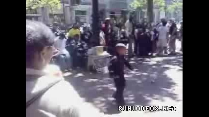 Дете танцува много яко ! 