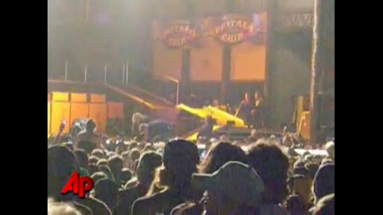 Падане От Сцена - Aerosmiths Steven Tylers Fall From Stage
