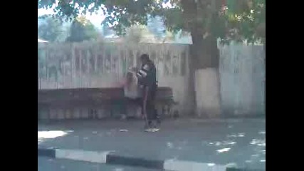 пияници Брус Ли на улицата в Омуртаг - Жесток Бой ( Алкохола не прощава на никой ) 