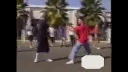 Майстор на кунг фy показва техника смях