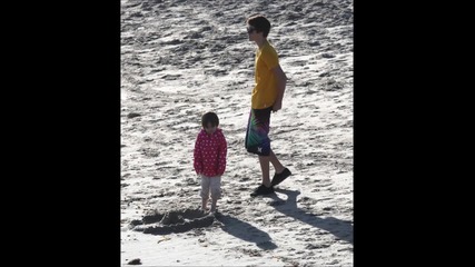 Джъстин,семейството му и Селена на плажа в Малибу